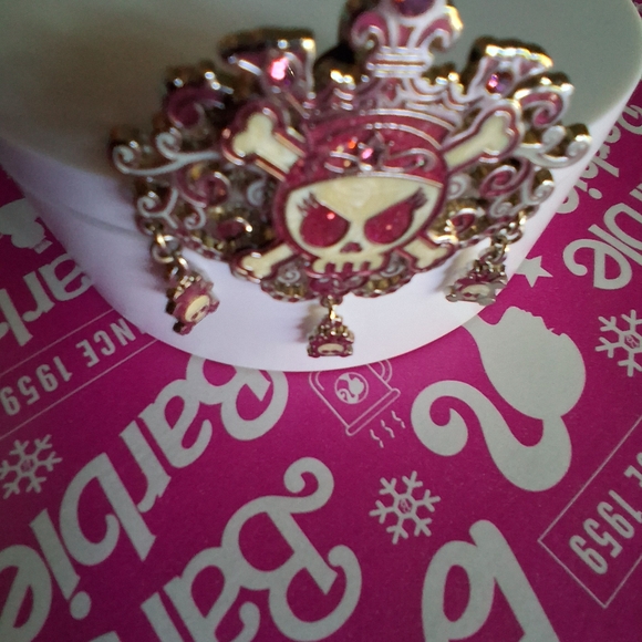 🔥Disney Pirates Of The Caribbean Princess Skull Pin Collectible EUC - Picture 3 of 6